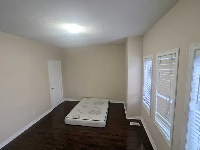 Private Room Semi Private Washroom FREE UTILITIES - Photo 2