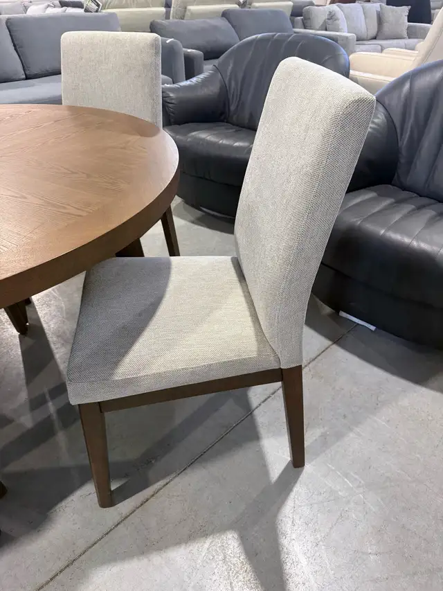 48" round dining table with 4 chairs - Photo 2