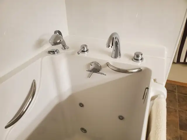 Safe Step Tub  - Like New - Photo 2