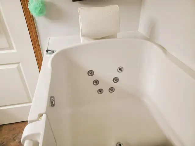 Safe Step Tub  - Like New - Photo 4