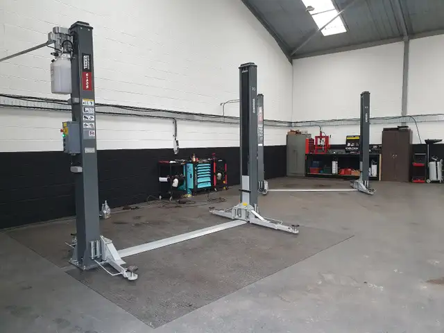 Heavy Duty 9000lb Vehicle Lift - Photo 3