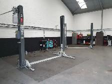 Heavy Duty 9000lb Vehicle Lift - Photo 3