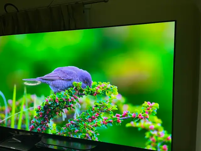 Samsung 4k smart tv 65 inches like new - Photo 2