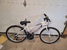 Vélo a vendre 50$ Comme neuf 514-804-4528