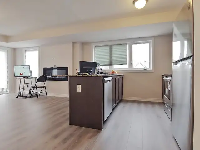 Three Bedroom Townhome Condo for Rent/ End Unit/Barrhaven/Nepean - Photo 3