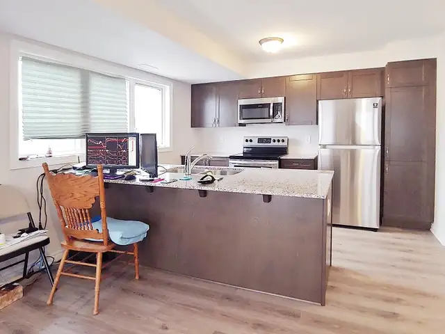 Three Bedroom Townhome Condo for Rent/ End Unit/Barrhaven/Nepean - Photo 4