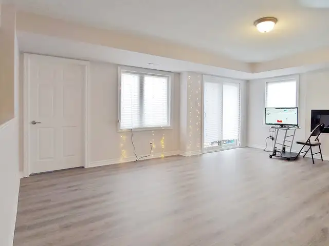 Three Bedroom Townhome Condo for Rent/ End Unit/Barrhaven/Nepean - Photo 5