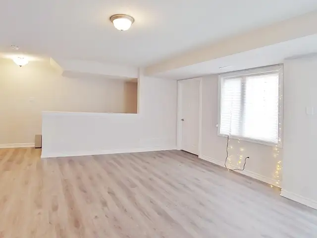Three Bedroom Townhome Condo for Rent/ End Unit/Barrhaven/Nepean - Photo 6