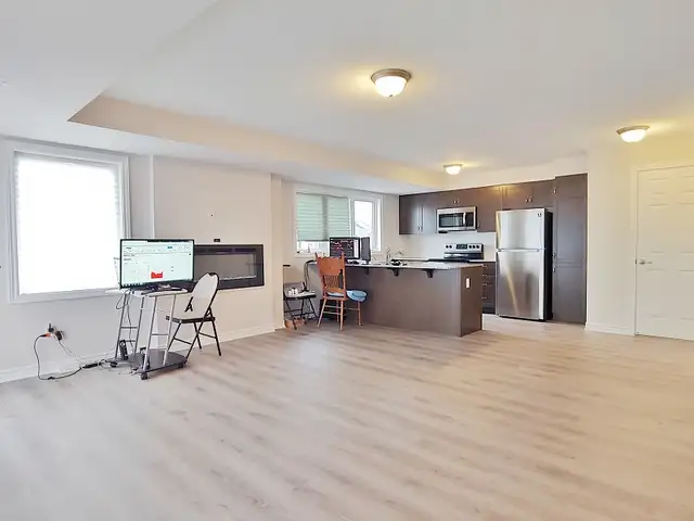 Three Bedroom Townhome Condo for Rent/ End Unit/Barrhaven/Nepean - Photo 7