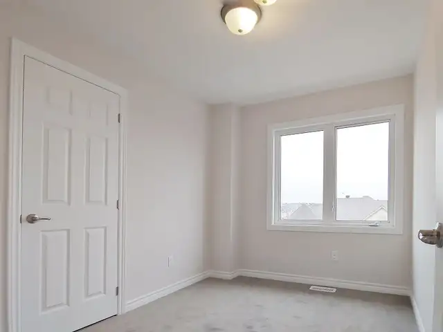 Three Bedroom Townhome Condo for Rent/ End Unit/Barrhaven/Nepean - Photo 15