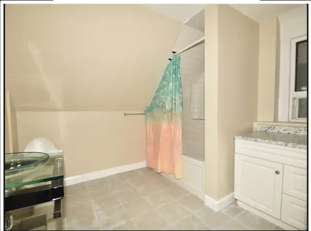 4Br-2Wr House for Rent in Highly Sought Clairlea Neighbourhood - Photo 7