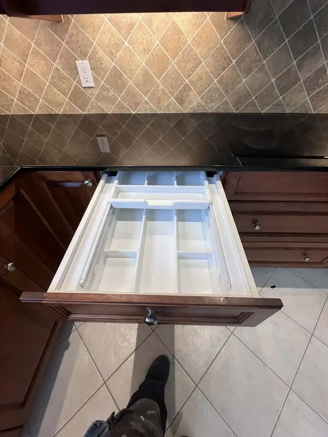 Kitchen Cabinets - Photo 7