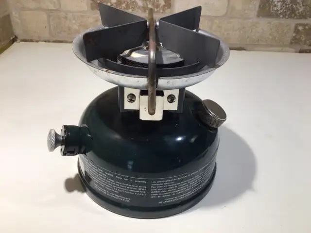 Coleman single burner stove model 508A - Photo 3