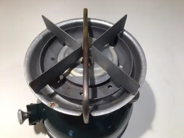 Coleman single burner stove model 508A - Photo 4