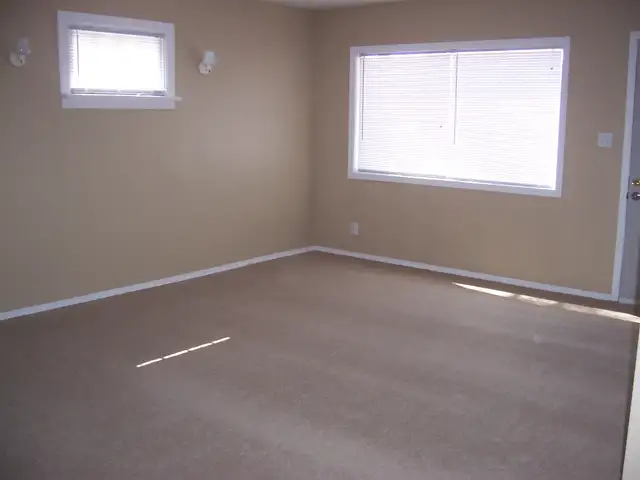Main floor two bedroom house - Photo 3