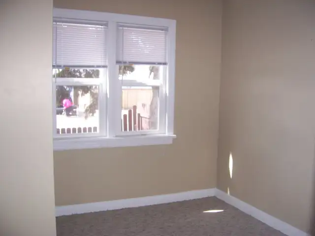 Main floor two bedroom house - Photo 5