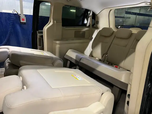 2010 Chrysler Town & Country Limited - Photo 6