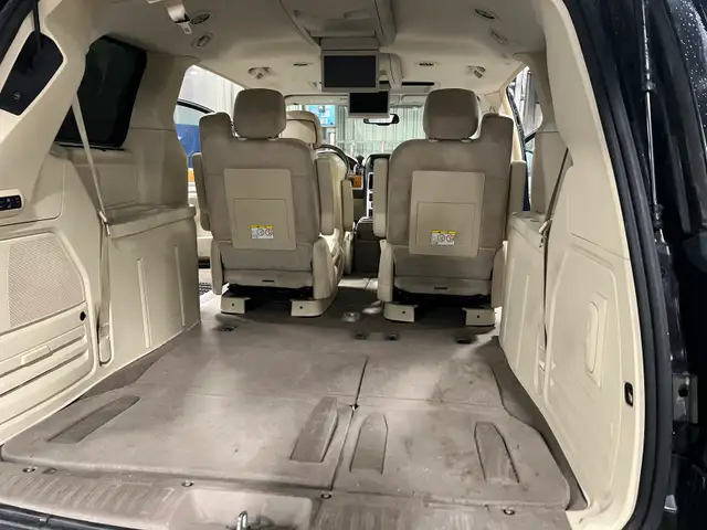 2010 Chrysler Town & Country Limited - Photo 8