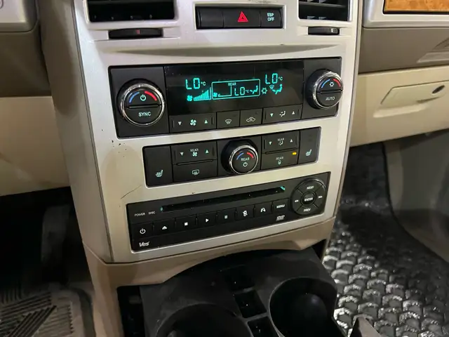 2010 Chrysler Town & Country Limited - Photo 9