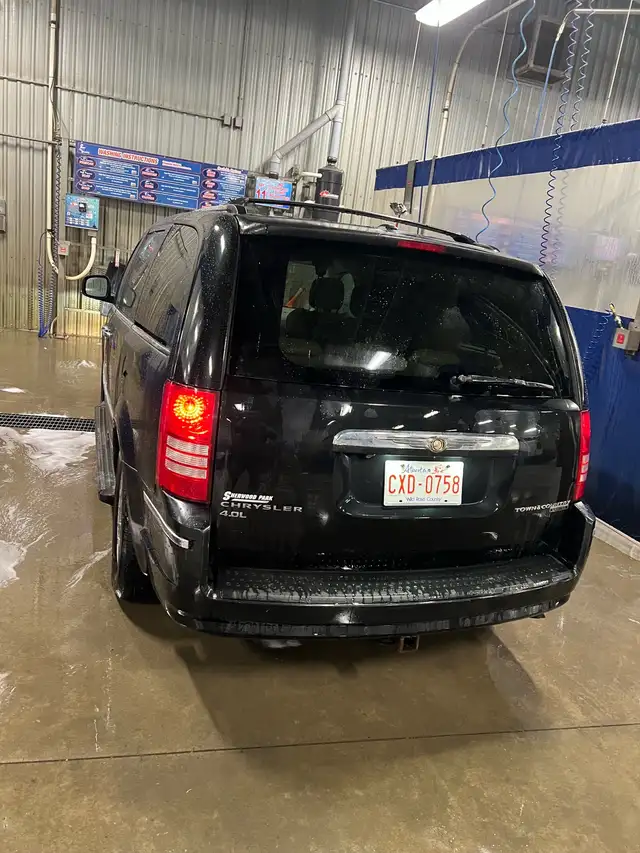 2010 Chrysler Town & Country Limited - Photo 10