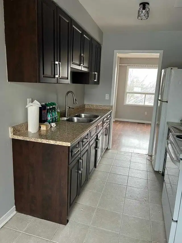 FULL 3 BEDROOM RECENTLY RENOVATED TOWNHOUSE RENTAL IN BRAMPTON - Photo 2