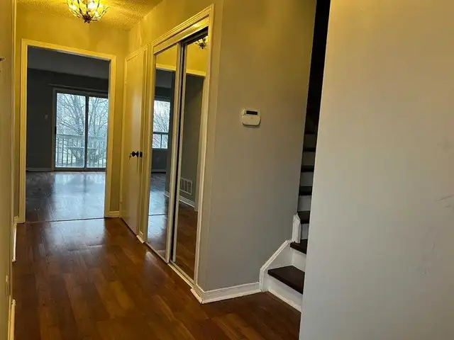 FULL 3 BEDROOM RECENTLY RENOVATED TOWNHOUSE RENTAL IN BRAMPTON - Photo 3