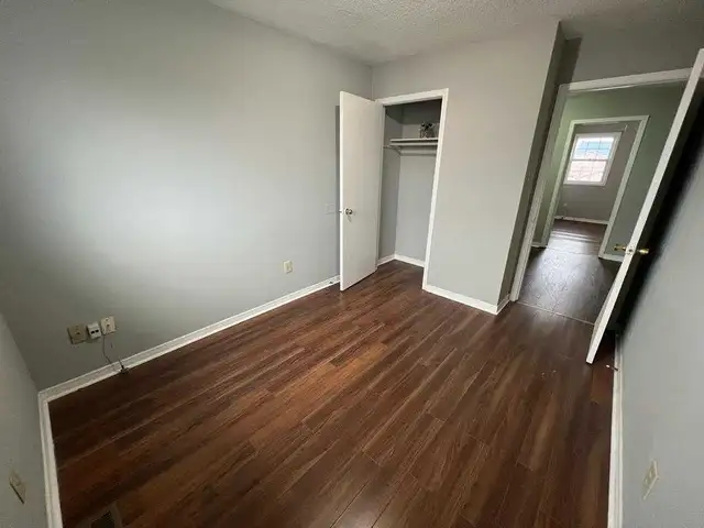 FULL 3 BEDROOM RECENTLY RENOVATED TOWNHOUSE RENTAL IN BRAMPTON - Photo 10