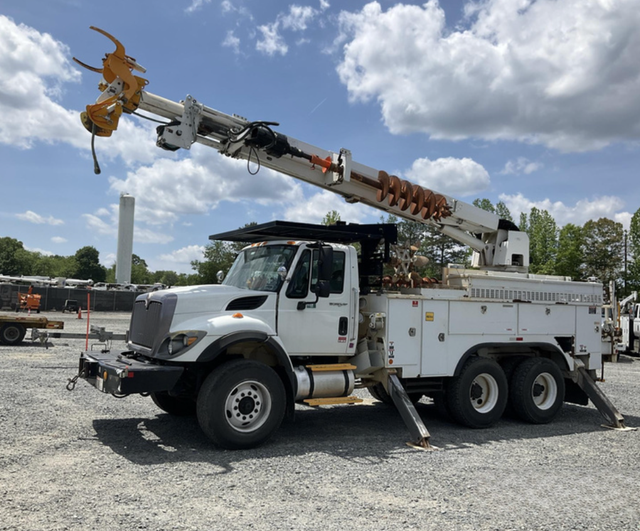 2014 International 7400 Altec DM47B-BR Digger Derrick - Photo 2