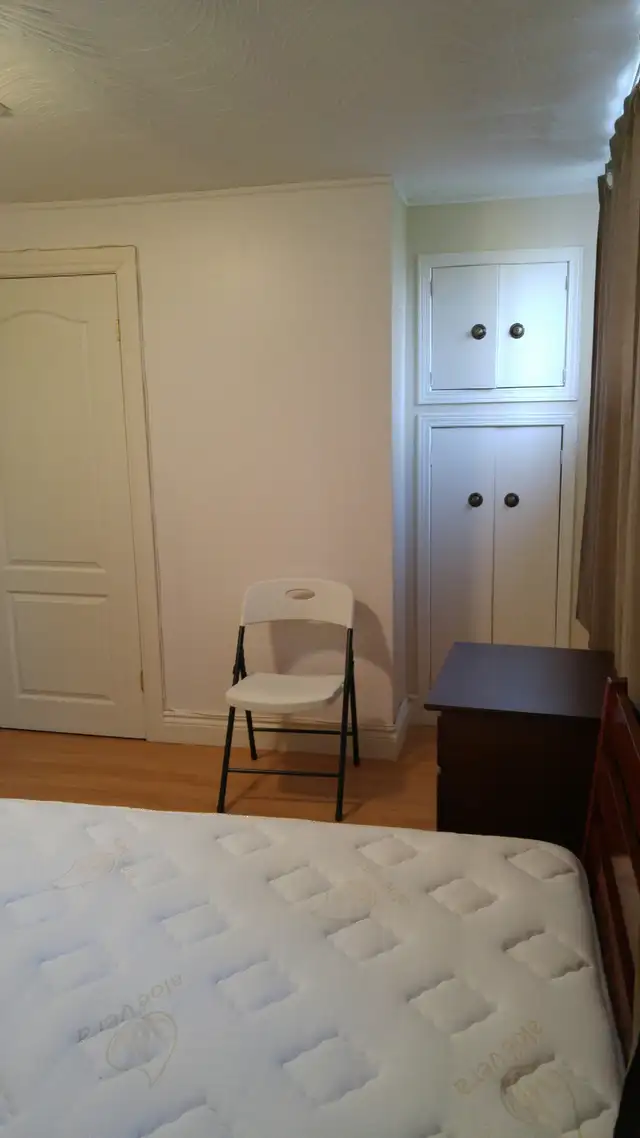 Spacious Bright Room - Near Sheppard W. Subway in North York. - Photo 2