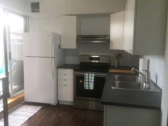 Bright large room for rent available immediately - woman only - Photo 3