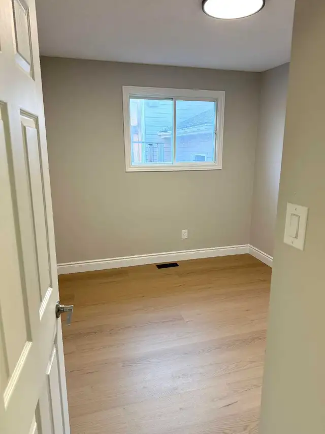 Renovated 3-Bedroom Main Floor Prime South - Photo 2