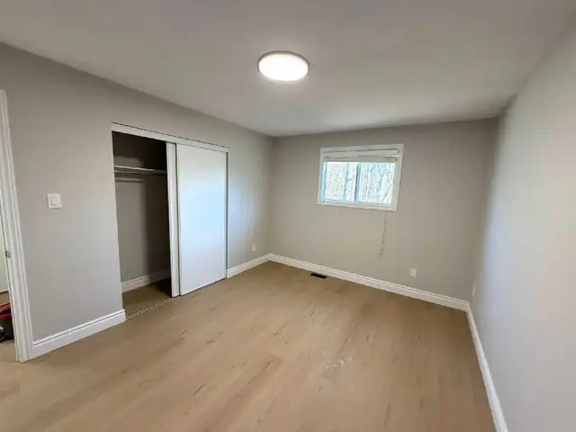 Renovated 3-Bedroom Main Floor Prime South - Photo 4