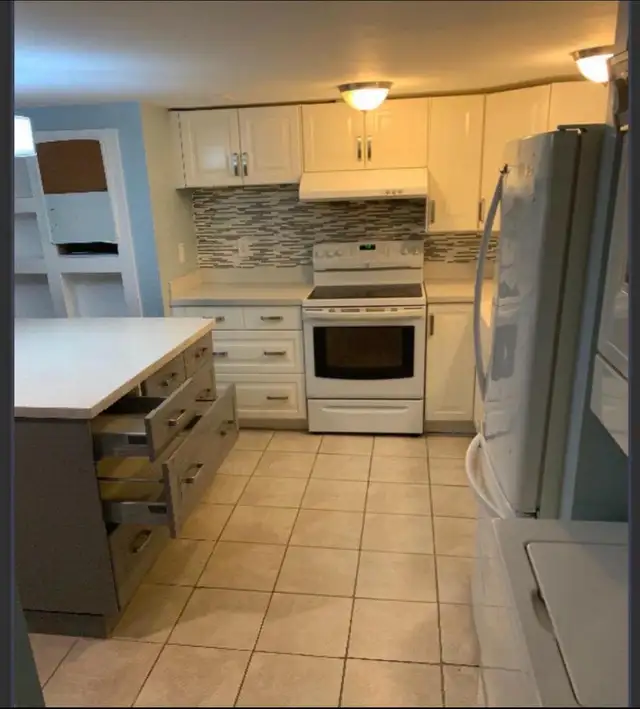 Single room available in 3 bedroom suite - Photo 2