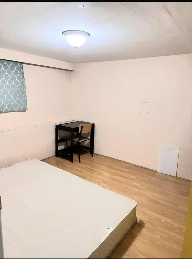Single room available in 3 bedroom suite - Photo 4