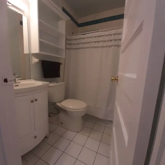 Roncesvalles Village, Large 2 Bedrm Plus,  Main Fl, Parking - Photo 2