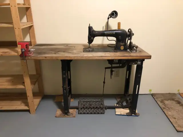 Vintage Singer Sewing Machine - Photo 2