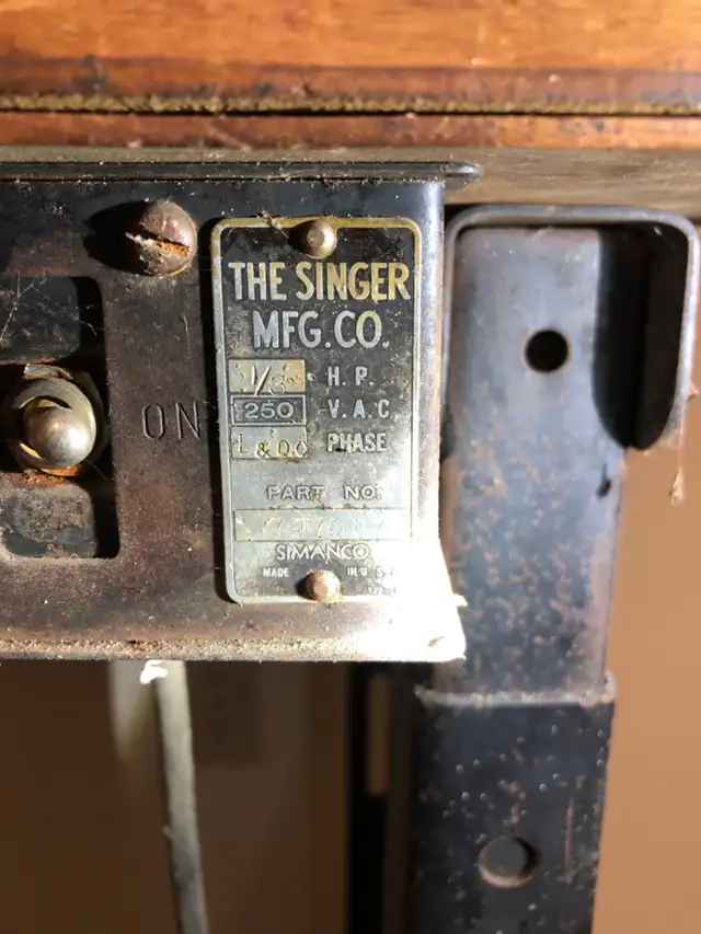 Vintage Singer Sewing Machine - Photo 3