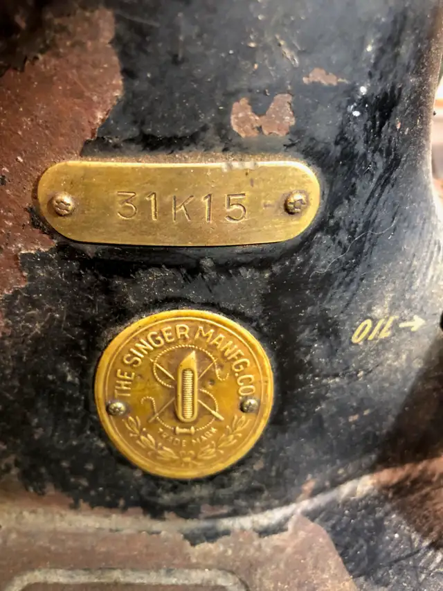 Vintage Singer Sewing Machine - Photo 4