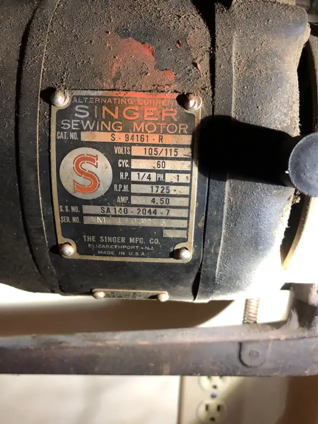 Vintage Singer Sewing Machine - Photo 5