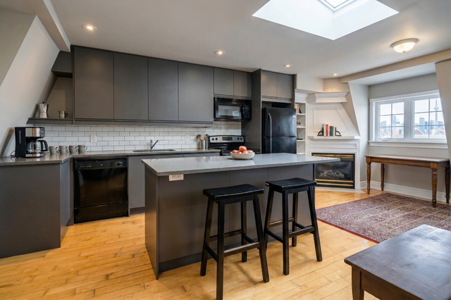 BEAUTIFUL 1BR BRAND NEW COACH HOUSE IN HARBORD VILLAGE! - Photo 4