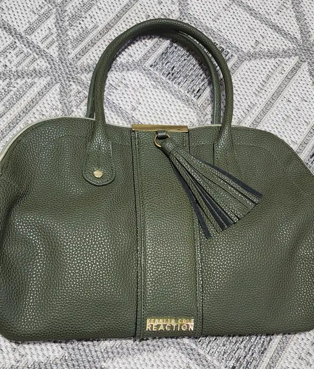 Excellent condition green leather Kenneth Cole Reaction purse