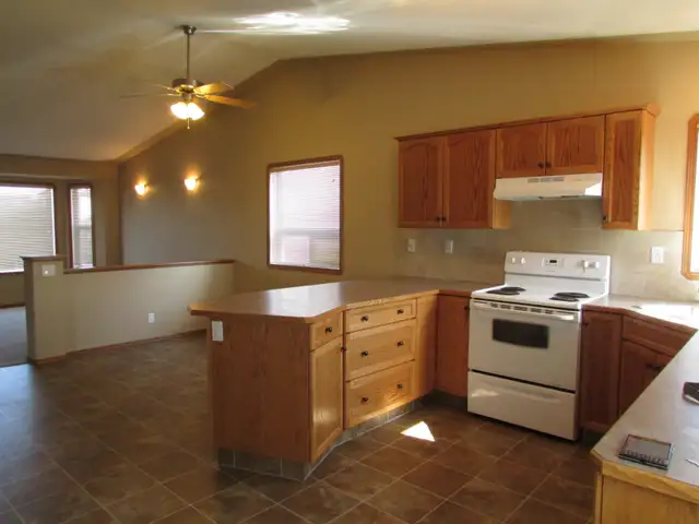 MAIN FLOOR, 2 BEDROOM, 2 BATH, 5 APPLIANCES, AVAILABLE MAY 1st - Photo 2