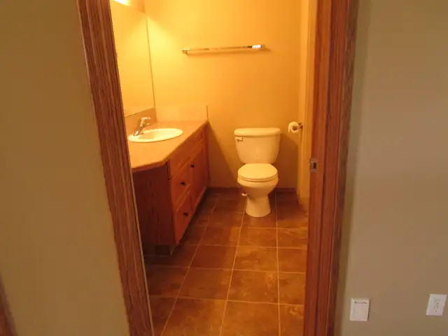 MAIN FLOOR, 2 BEDROOM, 2 BATH, 5 APPLIANCES, AVAILABLE MAY 1st - Photo 5