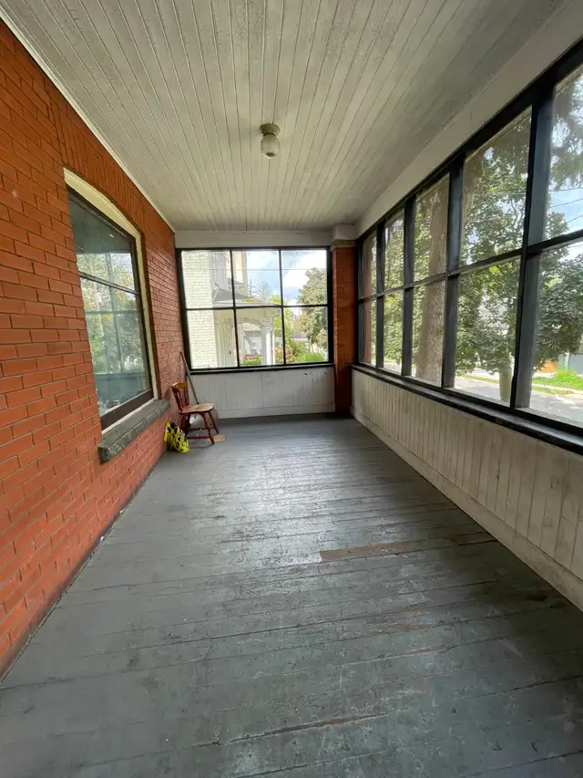 PERFECTLY LOCATED! Kitchener 3-bedroom house $2580/month - Photo 2