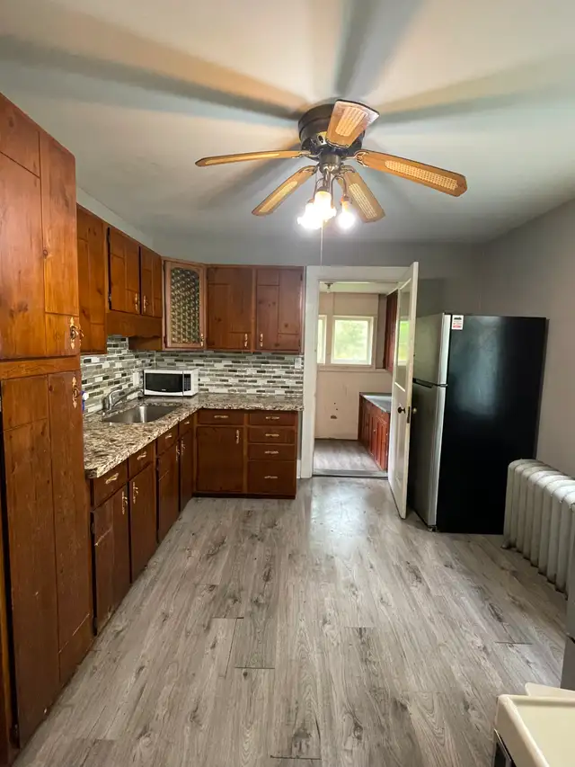 PERFECTLY LOCATED! Kitchener 3-bedroom house $2580/month - Photo 9