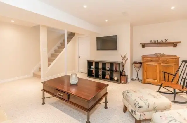 2 story 3 Bedroom  finished Basement House In Newmarket for Rent - Photo 7