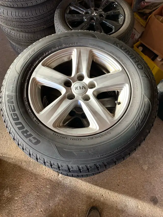 2014 Kia Sportage used rims & tires - Photo 2
