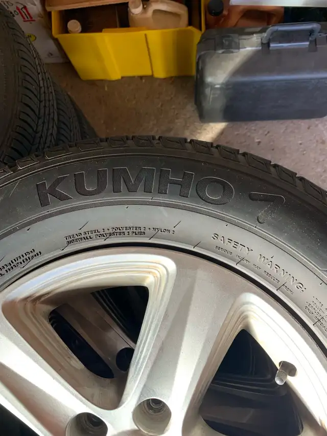 2014 Kia Sportage used rims & tires - Photo 3