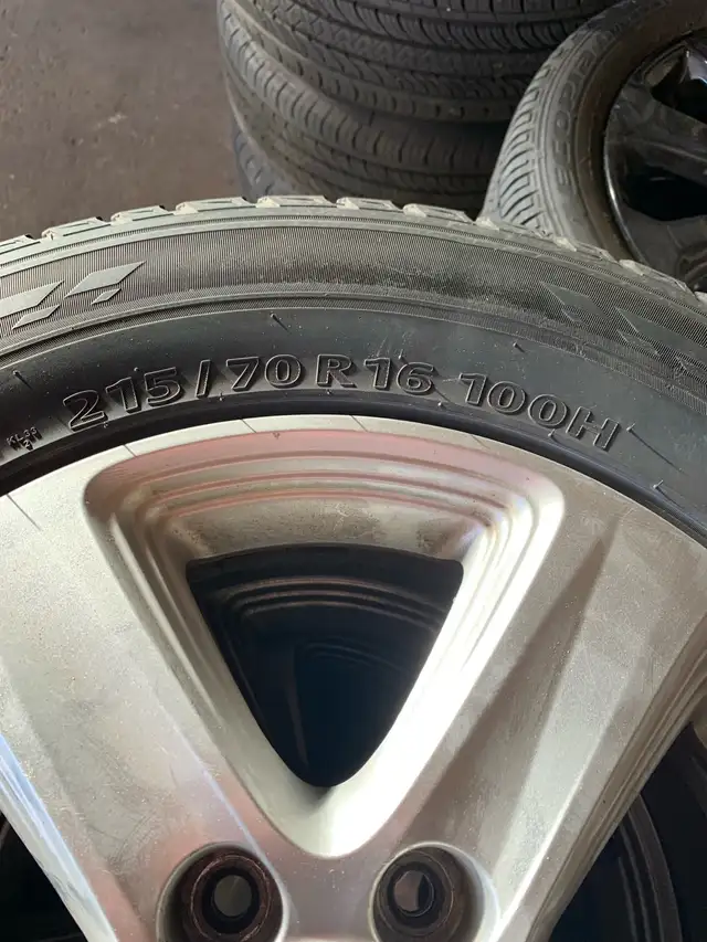 2014 Kia Sportage used rims & tires - Photo 4