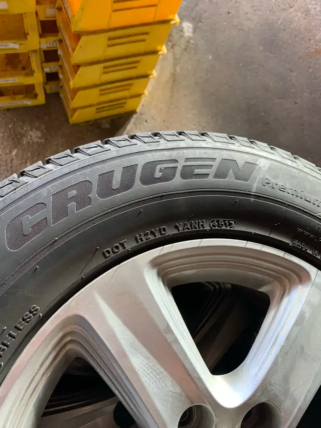 2014 Kia Sportage used rims & tires - Photo 5